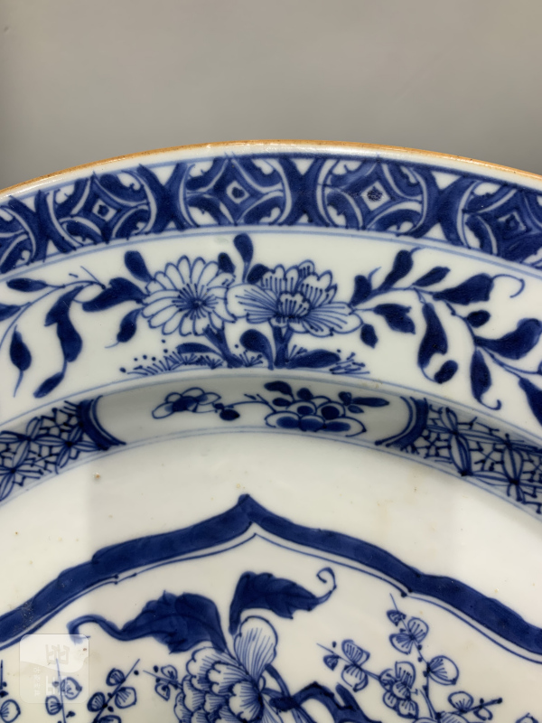清雍正青花开光博古花卉纹折沿大盘 - 图4